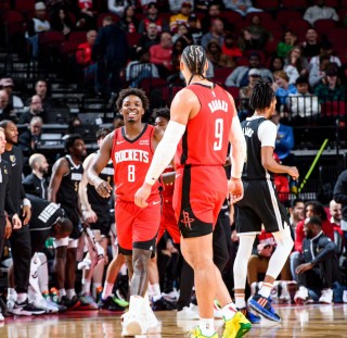 NBA常规赛收官战，火箭队大胜勇士